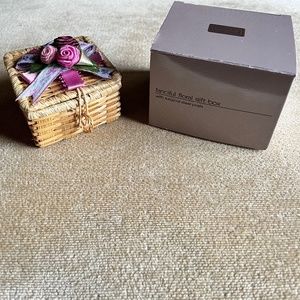 VINTAGE (1991) AVON FANCIFUL FLORAL GIFT BOX